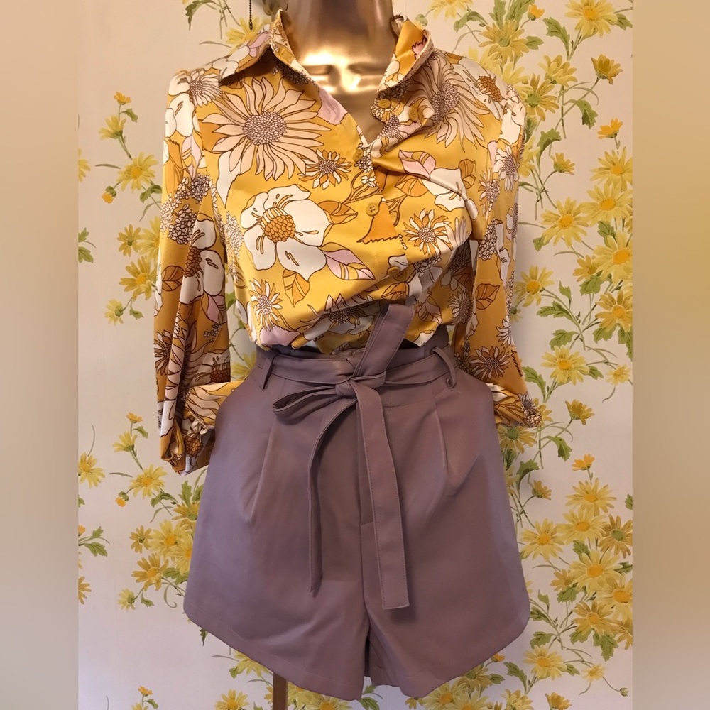 NWT high waists faux leather tie waist shorts lilac size M